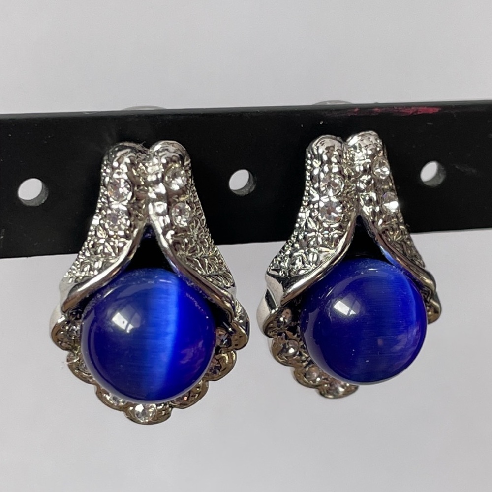 Vintage Elegant Blue Cabochon stone Silver Earrings.